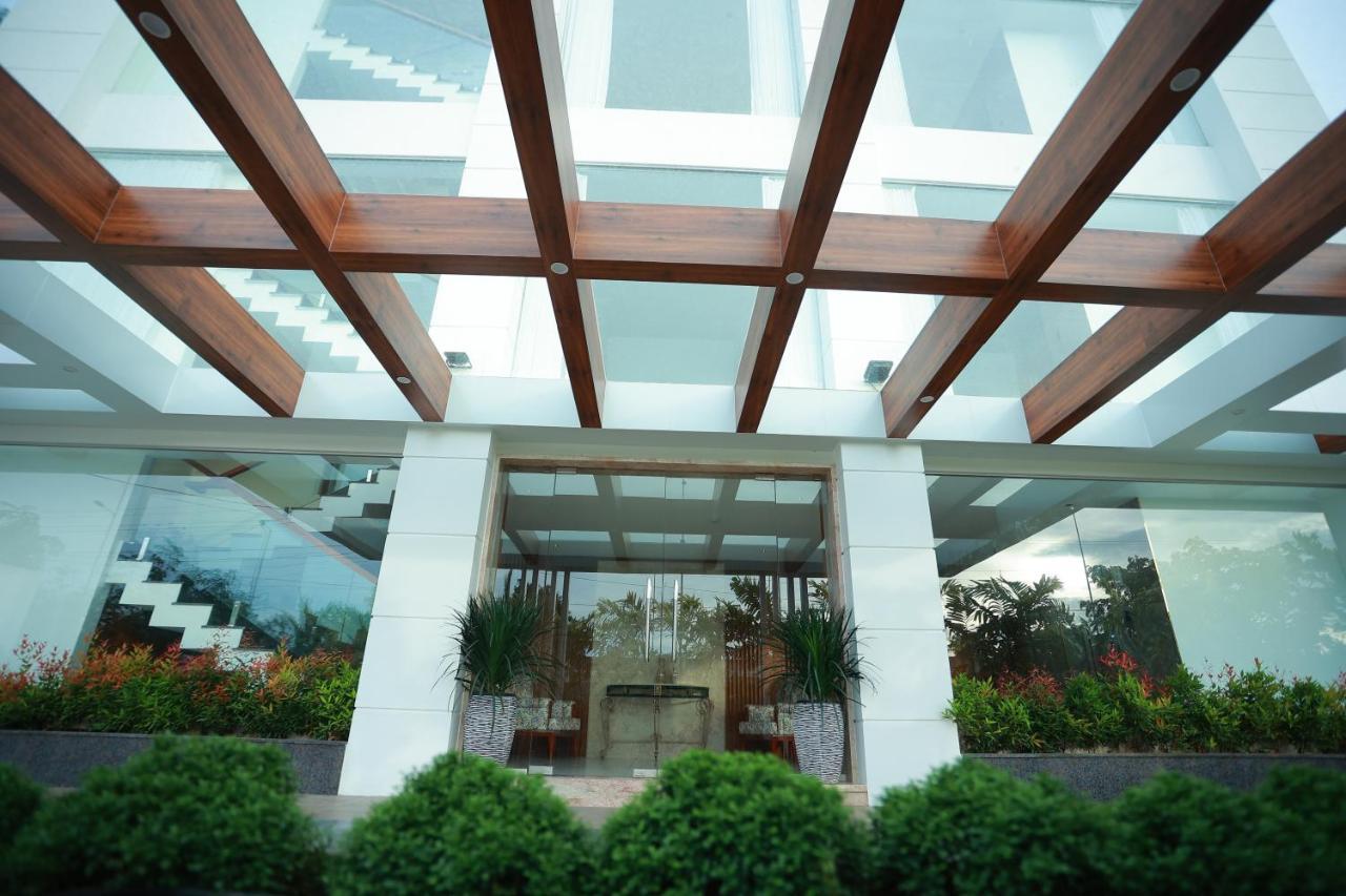 The Gold Hotel Palakkad Bagian luar foto