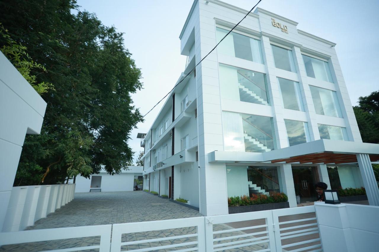 The Gold Hotel Palakkad Bagian luar foto