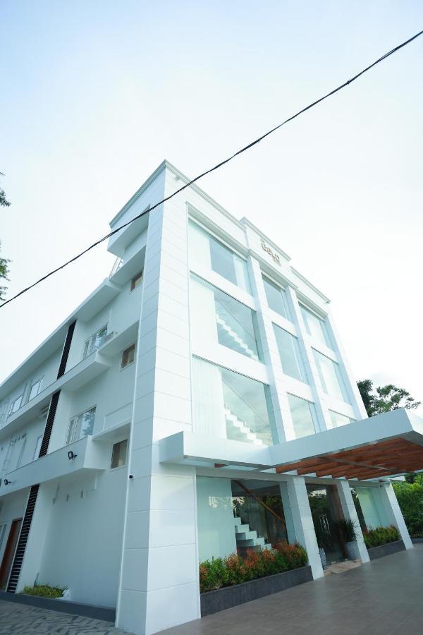 The Gold Hotel Palakkad Bagian luar foto
