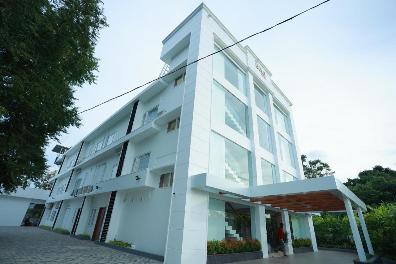 The Gold Hotel Palakkad Bagian luar foto