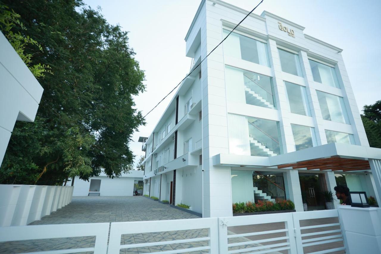 The Gold Hotel Palakkad Bagian luar foto