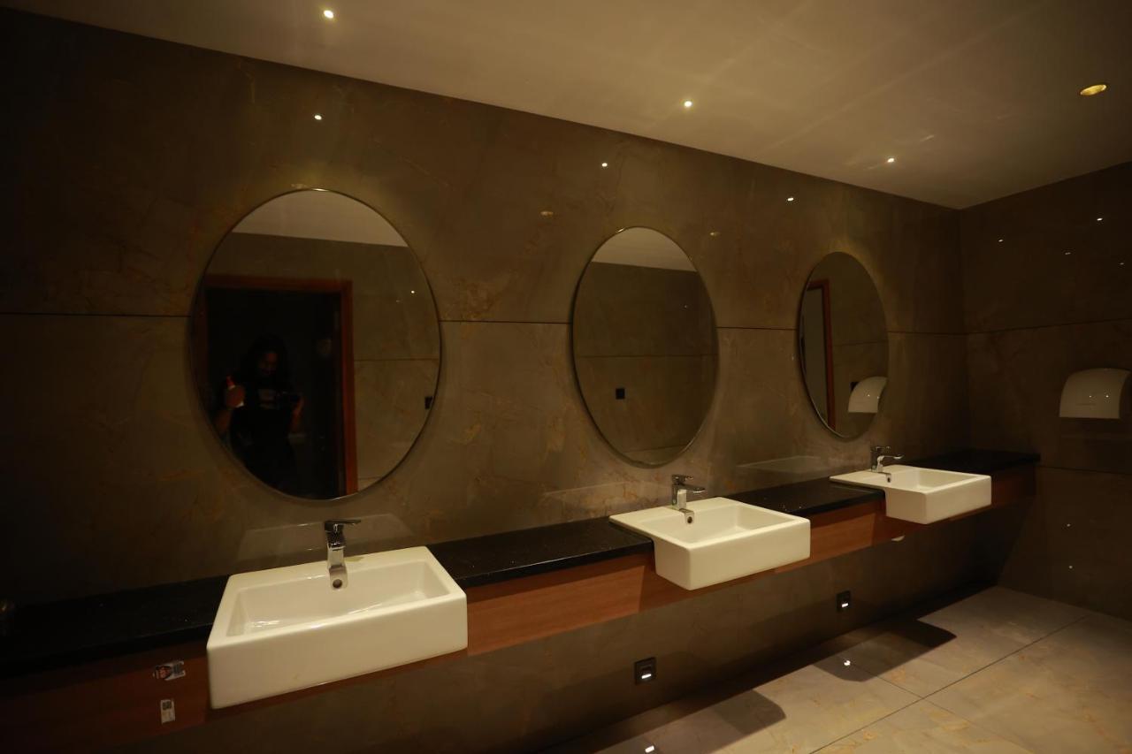 The Gold Hotel Palakkad Bagian luar foto
