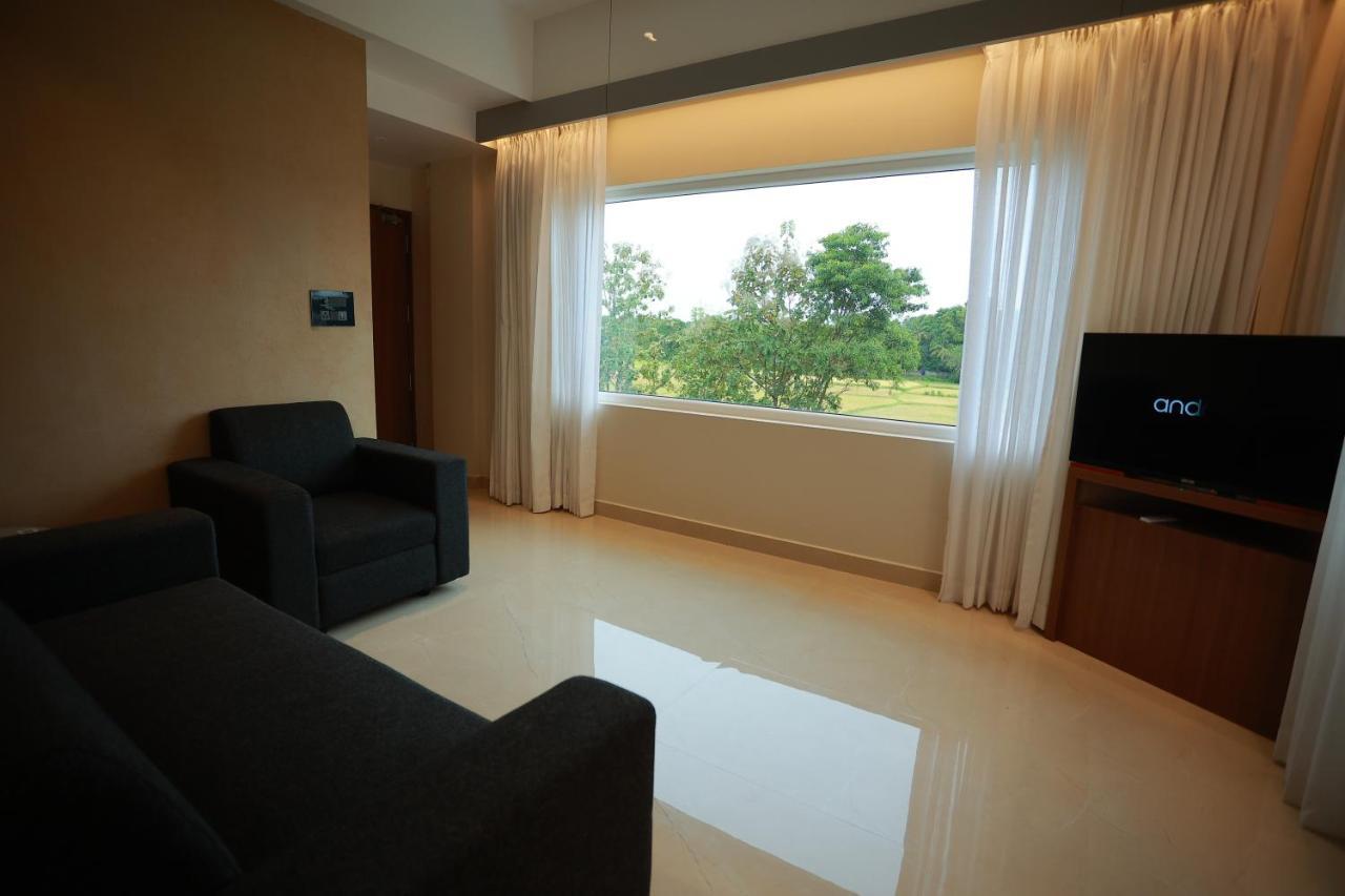 The Gold Hotel Palakkad Bagian luar foto