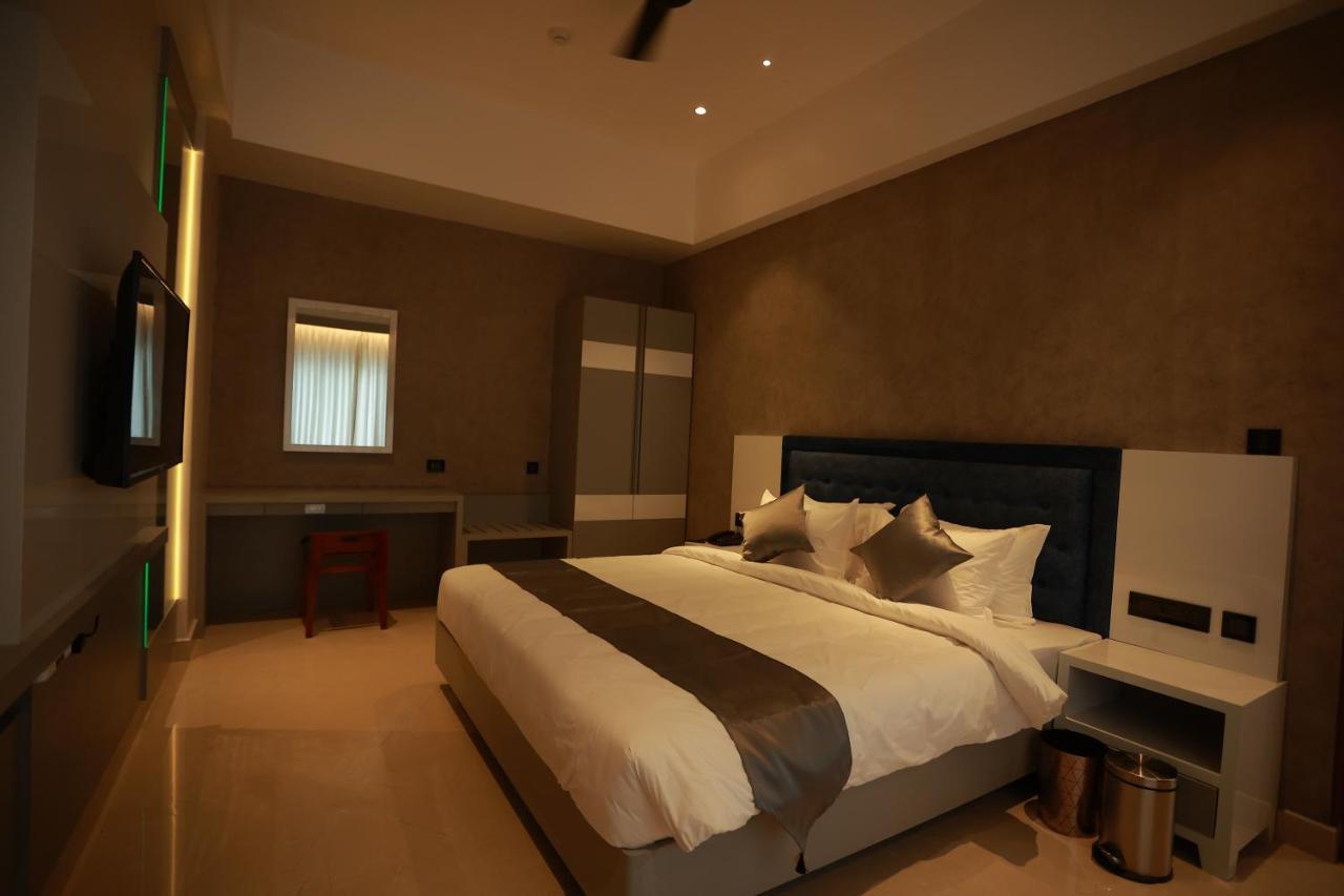 The Gold Hotel Palakkad Bagian luar foto